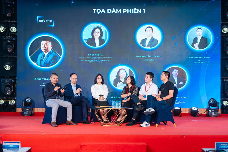  Nhân Hòa tại VOBF 2026: Kết nối xu hướng Agentic Commerce và thúc đẩy hiện diện số bền vững  Ngày 27/05/2026, Diễn đàn Toàn cảnh Thương mại điện tử Việt Nam – VOBF 2026 đã diễn ra tại Hà Nội với chủ đề “Agentic Commerce – Tăng trưởng thần tốc”, quy tụ gần 2000 chuyên gia, doanh nghiệp công nghệ, đơn vị thương mại điện tử và cộng đồng kinh doanh trên toàn quốc. Đồng hành cùng VNNIC, Nhân Hòa đã mang tới VOBF 2026 nhiều hoạt động kết nối, chia sẻ và trải nghiệm thực tiễn dành cho cộng đồng doanh nghiệp đang trên hành trình hiện diện số và phát triển thương mại điện tử. VOBF 2026 – Bức tranh toàn cảnh về kỷ nguyên Agentic Commerce Là chương trình được tổ chức thường niên bởi Hiệp hội Thương mại điện tử Việt Nam (VECOM), dưới sự chỉ đạo của Bộ Công Thương, VOBF năm nay tập trung vào xu hướng Agentic Commerce – mô hình thương mại điện tử ứng dụng AI có khả năng tự động phân tích, đề xuất và hỗ trợ ra quyết định trong quá trình kinh doanh.  Sự kiện ngày 27/05 tại Hà Nội quy tự gần 2000 chuyên gia, doanh nghiệp công nghệ và nền tảng số hàng đầu, cùng thảo luận về các xu hướng nổi bật như AI Overview, AI Search, tự động hóa vận hành, marketing bằng AI và chiến lược phát triển thương mại điện tử trong thời đại AI-driven commerce… Nhân Hòa mang đến góc nhìn của doanh nghiệp trong ứng dụng website, tên miền để bắt kịp xu thế AI  Với vai trò Nhà Đăng ký Tên miền và cung cấp dịch vụ Hosting, Email, Máy chủ, Thiết kế Website hàng đầu Việt Nam, đại diện Nhân Hòa - Ông Hồ Trung Dũng - Giám đốc điều hành Nhân Hòa đã cùng tham gia thảo luận với các chuyên gia, đại diện cơ quan nhà nước, doanh nghiệp tại chương trình về vai trò của website và tên miền .VN trong xu hướng Agentic Commerce. Trong đó, nổi bật là sự thay đổi về hành vi tìm kiếm và tiếp cận thông tin.   Các chuyên gia nhận định: Nền tảng AI Overview hiện nay có xu hướng ưu tiên trích xuất thông tin từ các website chính thống, dữ liệu sạch, nội dung đáng tin cậy và thương hiệu có hiện diện số rõ ràng. Theo đó, website doanh nghiệp kết hợp cùng tên miền .VN được đánh giá là nền tảng quan trọng giúp nâng cao độ tin cậy thương hiệu, tăng khả năng hiện diện trên môi trường số và tối ưu khả năng được AI ưu tiên hiển thị thông tin trong tương lai thay cho SEO truyền thống.  Đồng hành và hỗ trợ doanh nghiệp hiện diện số bền vững Tại sự kiện, Nhân Hòa còn mang đến các giải pháp chuyển đổi số thiết thực, dễ tiếp cận như Combo Website - Tên miền miễn phí cho doanh nghiệp mới thành lập (BIZ.VN), nhiều phần quà hấp dẫn và voucher ưu đãi dịch vụ dành cho khách hàng tham gia sự kiện. Đội ngũ Nhân Hòa trực tiếp tư vấn, hỗ trợ doanh nghiệp tiếp cận các giải pháp xây dựng hệ sinh thái số, tối ưu vận hành trực tuyến và nâng cao năng lực cạnh tranh trong thời đại AI.  Trong bối cảnh thương mại điện tử bước vào giai đoạn phát triển mới với sự hỗ trợ mạnh mẽ từ AI, đặc biệt là AI Overview, AI Search và Agentic Commerce như hiện nay, website và tên miền không chỉ là công cụ hiện diện trực tuyến mà đang trở thành nền tảng quan trọng giúp doanh nghiệp xây dựng độ uy tín, tăng khả năng tiếp cận khách hàng và nâng cao năng lực cạnh tranh trên môi trường số. Đáp ứng xu thế đó, Nhân Hòa sẽ tiếp tục đồng hành cùng cộng đồng doanh nghiệp Việt trên hành trình xây dựng hiện diện số bền vững và thích ứng với xu hướng công nghệ mới của kỷ nguyên AI.