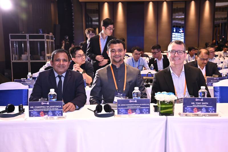 Các chuyên gia nước ngoài tham dự VNNIC Internet Conference 2026