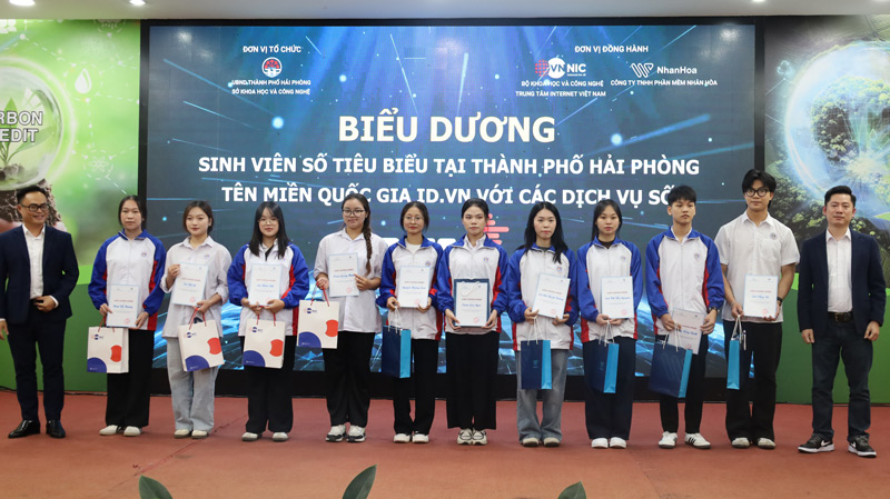 Khen thưởng sinh viên Đại học Hải Phòng tiêu biểu trong ứng dụng tên miền id.vn và các dịch vụ số