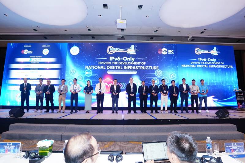 Đại diện Nhân Hòa (thứ 6 từ trái sang) cùng các đơn vị đồng hành nhận Cúp kỷ niệm chương từ BTC