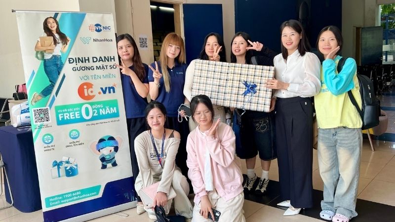 Nhân Hòa trao tặng quà sinh viên